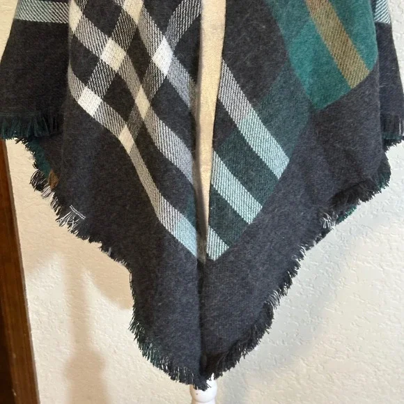 Modena Plaid Cape Poncho Scarf Shawl Women Green Brown Tan Buckle Closure Fringe - Picture 7 of 11